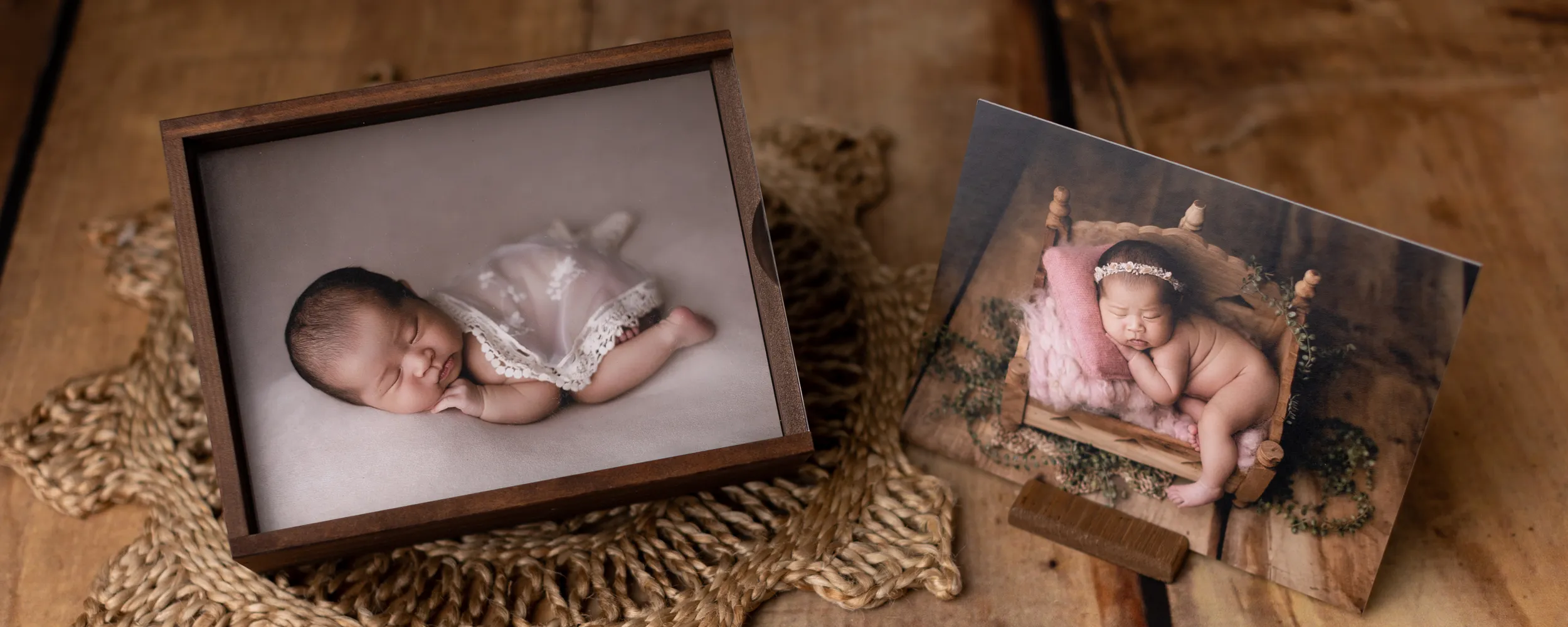Caja de madera con tapa metacrilato y fotos sobre cartulina rígida