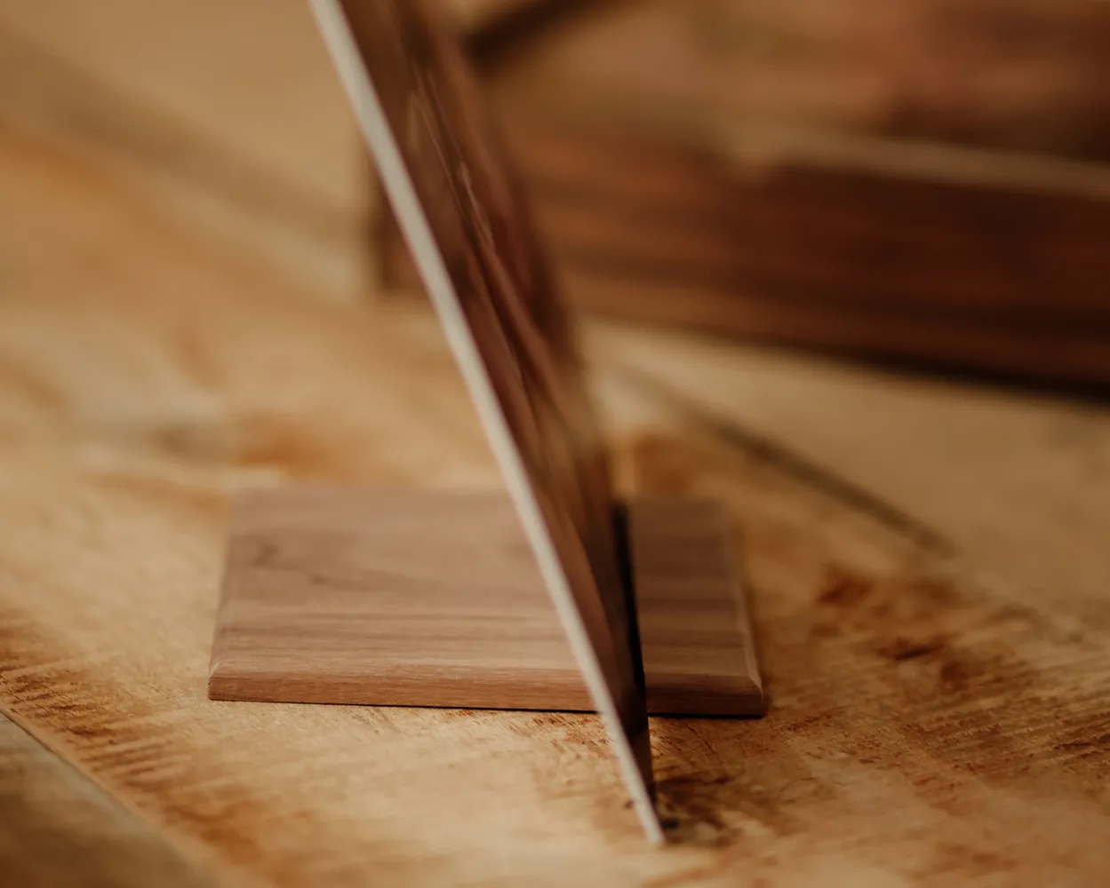 Caja de madera con tapa metacrilato y fotos sobre cartulina rígida