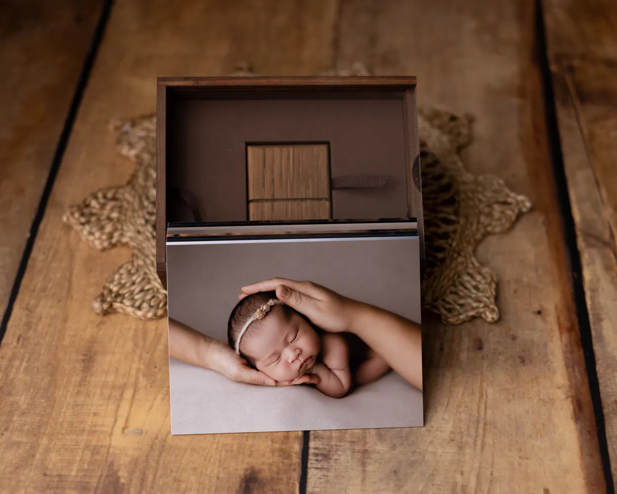 Caja de madera con tapa metacrilato y fotos sobre cartulina rígida